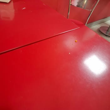 Dominos Bolu Şubesinde Kirli Masalar Ve İlgisiz Çalışanlar