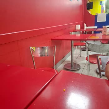 Dominos Bolu Şubesinde Kirli Masalar Ve İlgisiz Çalışanlar