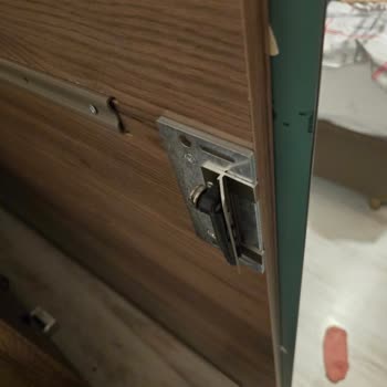 Gardırop Aynasının Güvensiz Montajı Ve Kalitesiz Malzeme Kullanımı