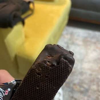 Karam Gurme Ürününde Köşesi Yenilmiş Gibi Çıkan Çikolata Şaşkınlığı