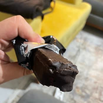 Karam Gurme Ürününde Köşesi Yenilmiş Gibi Çıkan Çikolata Şaşkınlığı