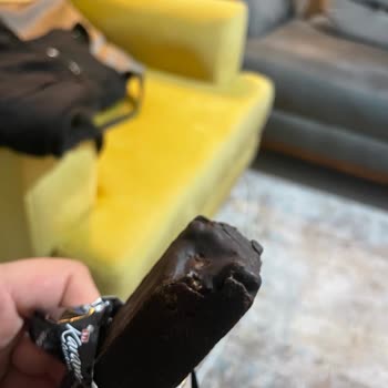 Karam Gurme Ürününde Köşesi Yenilmiş Gibi Çıkan Çikolata Şaşkınlığı