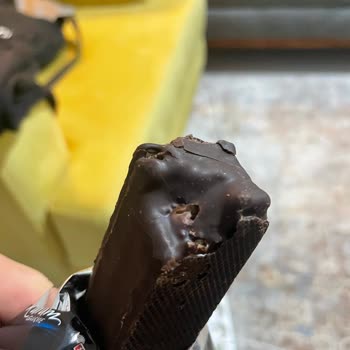 Karam Gurme Ürününde Köşesi Yenilmiş Gibi Çıkan Çikolata Şaşkınlığı