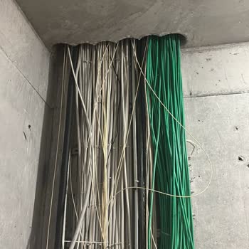 Türk Telekom Altyapı Sorunları Nedeniyle Bina Güvenliği Ve Estetiği Tehlikede