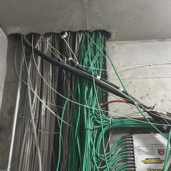 Türk Telekom Altyapı Sorunları Nedeniyle Bina Güvenliği Ve Estetiği Tehlikede