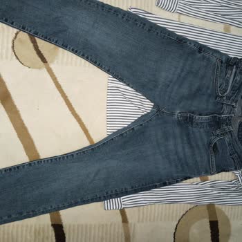 Mavi'den Alınan Gömlekte Kesim Sorunu Ve Pantolonlarda Yırtılma Problemi