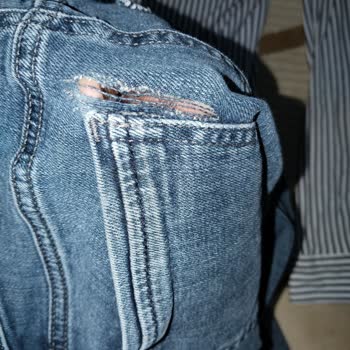 Mavi'den Alınan Gömlekte Kesim Sorunu Ve Pantolonlarda Yırtılma Problemi