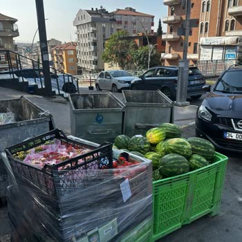 Market Reyonunda Hijyen Skandalı: Gıdalar Çöplerin Yanında Açıkta Bekletiliyor