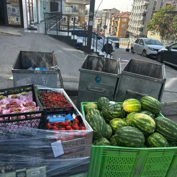 Market Reyonunda Hijyen Skandalı: Gıdalar Çöplerin Yanında Açıkta Bekletiliyor