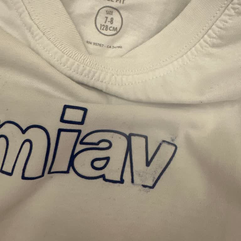 Mavi Çocuk Tişörtünde Yazıların Hemen Dağılması Hayal Kırıklığı