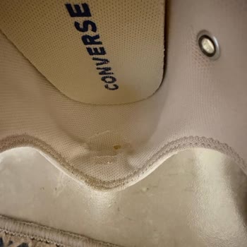 Converse Artık Kalitesiz: 1 Yılda Parçalanan Ayakkabı!