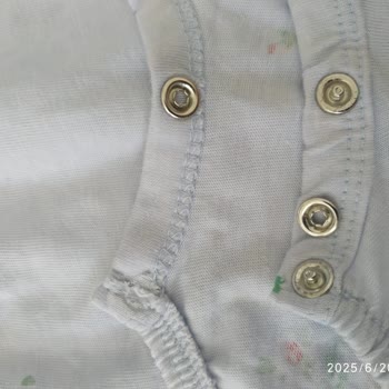 Bebek Kıyafetinde Güvenlik Sorunu: Çıtçıt Parçası Yerinden Çıktı, Toplatma Talebi