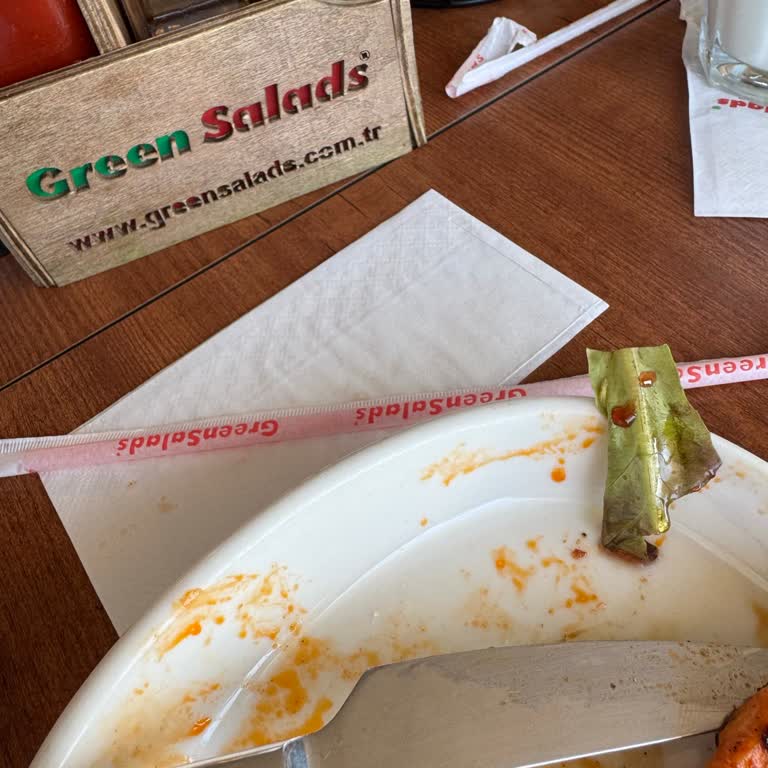 Salatada Kurt Çıkması Ve Yetersiz Müşteri Hizmetleri Deneyimi