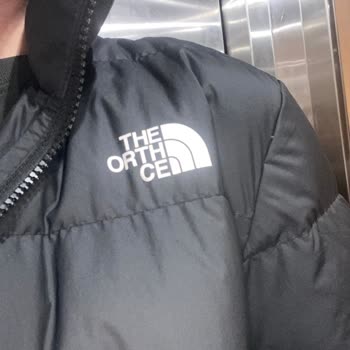 The North Face Jacke nach 4 Jahren – Logo löst sich auf, keine Hilfe trotz Premiumanspruch