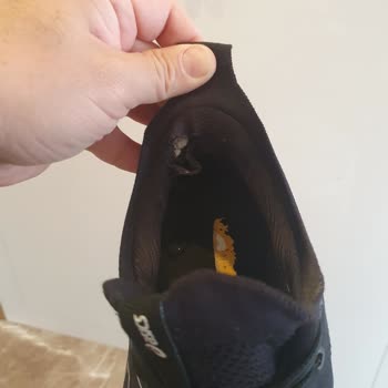 ASICS Gel-Nimbus 2S: Innenfutter löst sich trotz Sportsocken und geringer Nutzung