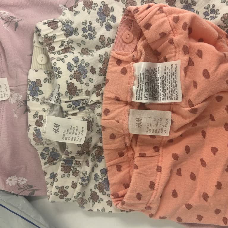 Ich erhalte bei H&M Online 3x unterschiedliche, gebrauchte Baby-Leggings statt 18-24 Monate