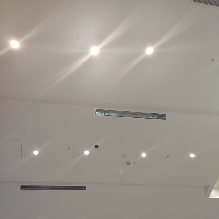 AVM'de Yaz Sıcağında Çalışmayan Klimalar Mağdur Ediyor