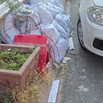 Ümraniye Belediyesi Kaldırımda Bulunan İnşaat Atıkları