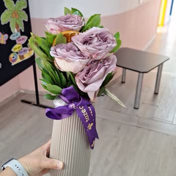 Sipariş Verdiğim Çiçek Özensiz Ve Farklı Şekilde Teslim Edildi Müşteri Hizmeti Yok