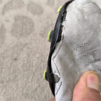 Nike Ayakkabıda Kısa Sürede Açılma Ve Yırtık, Olumsuz İnceleme Sonucu