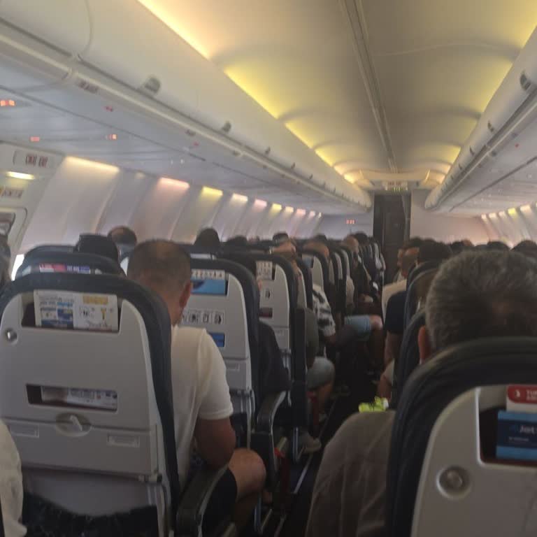 Ajet Uçuşunda Uzun Gecikme, Yetersiz Servis Ve Kötü İniş Deneyimi