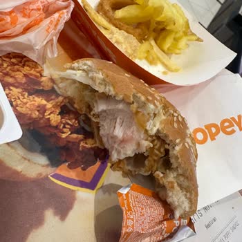 Popeyes'tan Kanlı Tavuk Ve Yetersiz Müdür Yanıtı