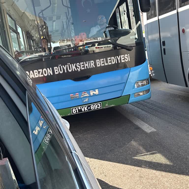Otobüs Şoförünün Trafikte Saygısız Ve Tehlikeli Davranışı