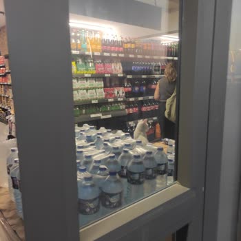 Mağazada Kedilerin Suların Üzerinde Yatması Ve Personelin İlgisizliği