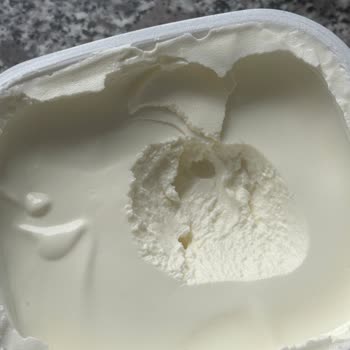 Kapalı Ve Son Kullanım Tarihi Geçmemiş Yoğurt Küflü Çıktı