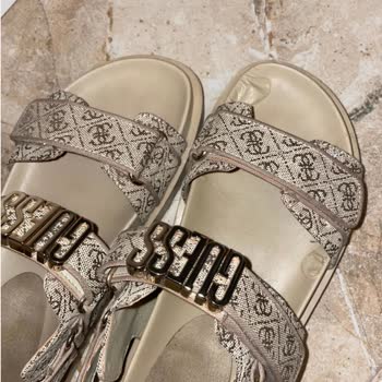 Guess Sandaletin Kısa Sürede Soyulması Ve Deformesi