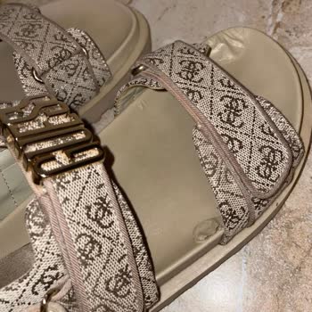 Guess Sandaletin Kısa Sürede Soyulması Ve Deformesi