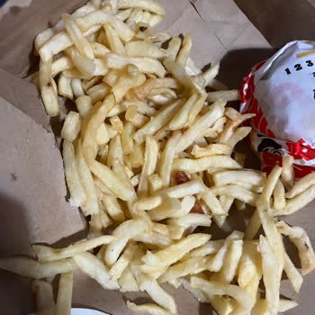 Burger King Siparişimde Patates Pişmemiş Kola Sıcak Hamburger Dağılmış Geldi