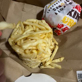 Burger King Siparişimde Patates Pişmemiş Kola Sıcak Hamburger Dağılmış Geldi