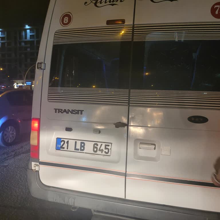 Patlak Lastikle Hızlı Giden Minibüs Yolcuları Korkuttu