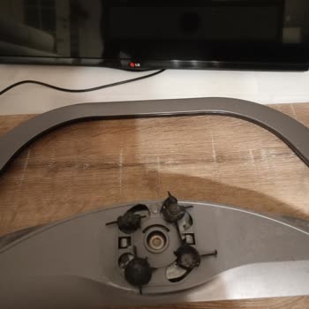 Televizyon Ayağı Kırıldı, Ekran Zarar Gördü: Güvenlik Riski!