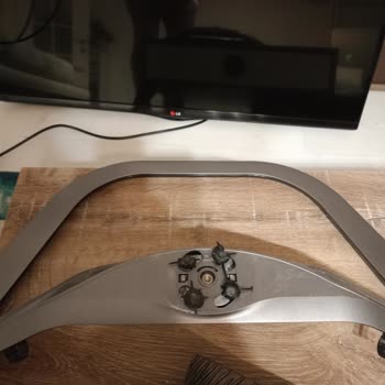 Televizyon Ayağı Kırıldı, Ekran Zarar Gördü: Güvenlik Riski!