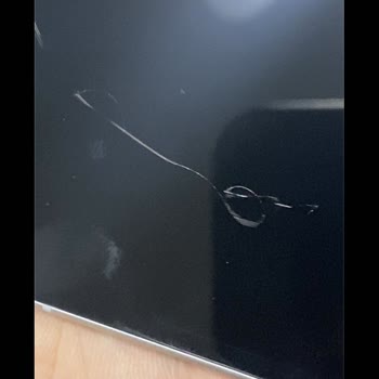 Sıfır İphone’da Çizik Ve Orijinal Olmayan Etiket Şoku!