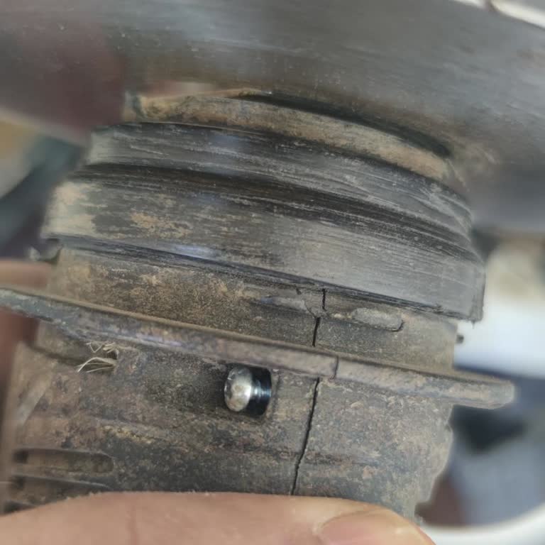 Robo Tırpanın Bıçak Döndüren Parçası Bozuldu, Yedek Parça Bulamıyorum