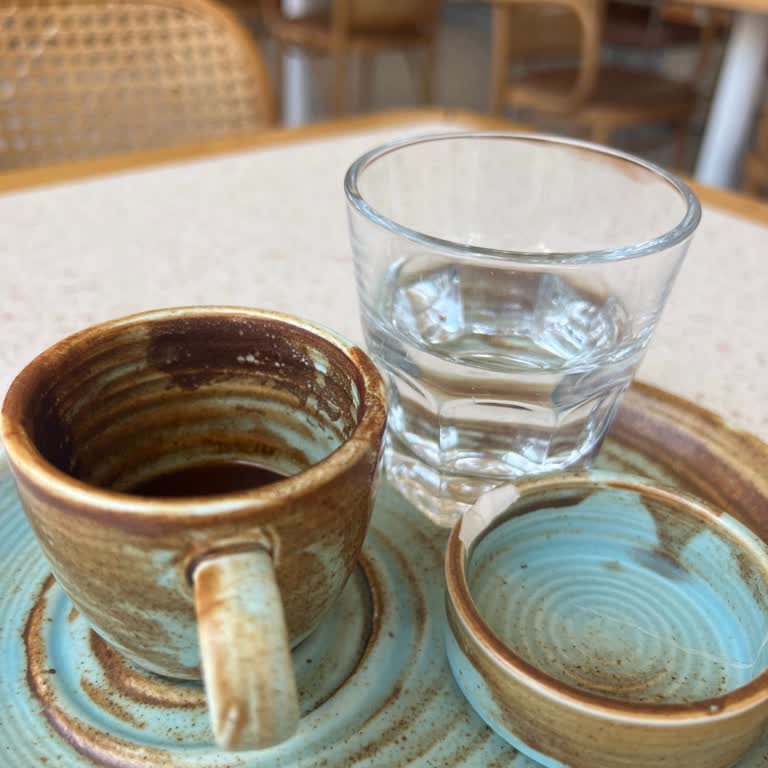 Yüksek Fiyatlı Türk Kahvesi Yanında Kapalı Su Verilmemesi Ve Düşük Hizmet Kalitesi