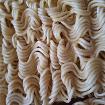 Aldığım Noodle Üzerinde Küfe Benzeyen Siyah Noktalar Vardı