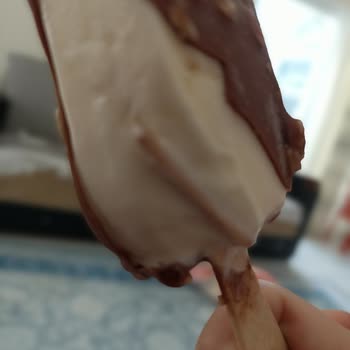 Dondurma Çubuğu Çocuklar İçin Tehlikeli Olabilir, Bademler Bayat Çıkıyor