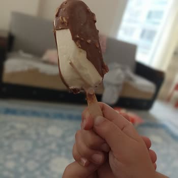 Dondurma Çubuğu Çocuklar İçin Tehlikeli Olabilir, Bademler Bayat Çıkıyor