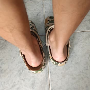 Crocks Terliğin Biri Büyük Biri Küçük