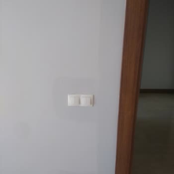 Polisan Boya Ton Farkı Nedeniyle Duvarlarda Yamalı Görüntü Ve Bilgilendirme Eksikliği