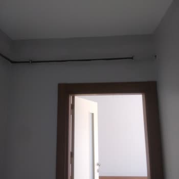 Polisan Boya Ton Farkı Nedeniyle Duvarlarda Yamalı Görüntü Ve Bilgilendirme Eksikliği