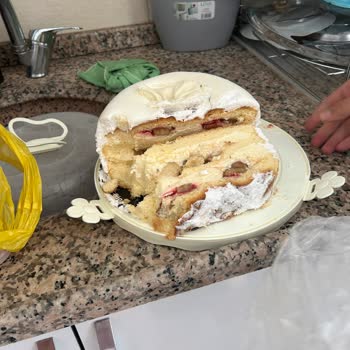 Bozuk Pasta Ve İlgisiz Müşteri Hizmeti Hayal Kırıklığı Yarattı