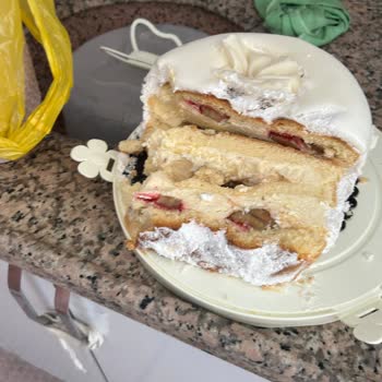 Bozuk Pasta Ve İlgisiz Müşteri Hizmeti Hayal Kırıklığı Yarattı