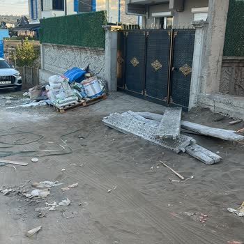 İnşaatın Yol Açtığı Çöplük Ve Müteahhitin İlgisiz Tavrı