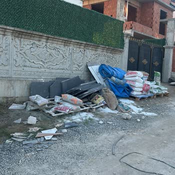 İnşaatın Yol Açtığı Çöplük Ve Müteahhitin İlgisiz Tavrı