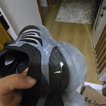 Az Kullanılan Ayakkabının Arka Kısmı Yırtıldı